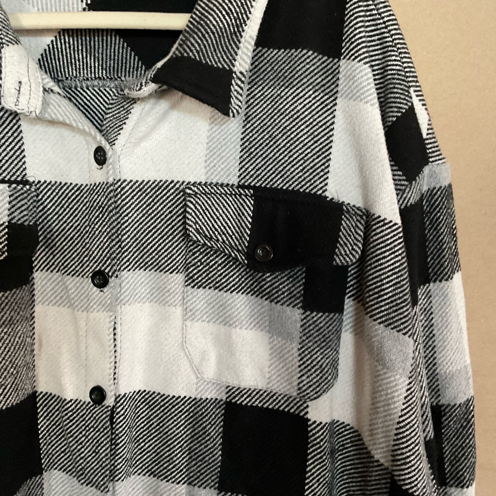 Nasty Gal Black and White Plaid Button-Up Shirt. Flannel. Size 22 - Picture 2 of 11